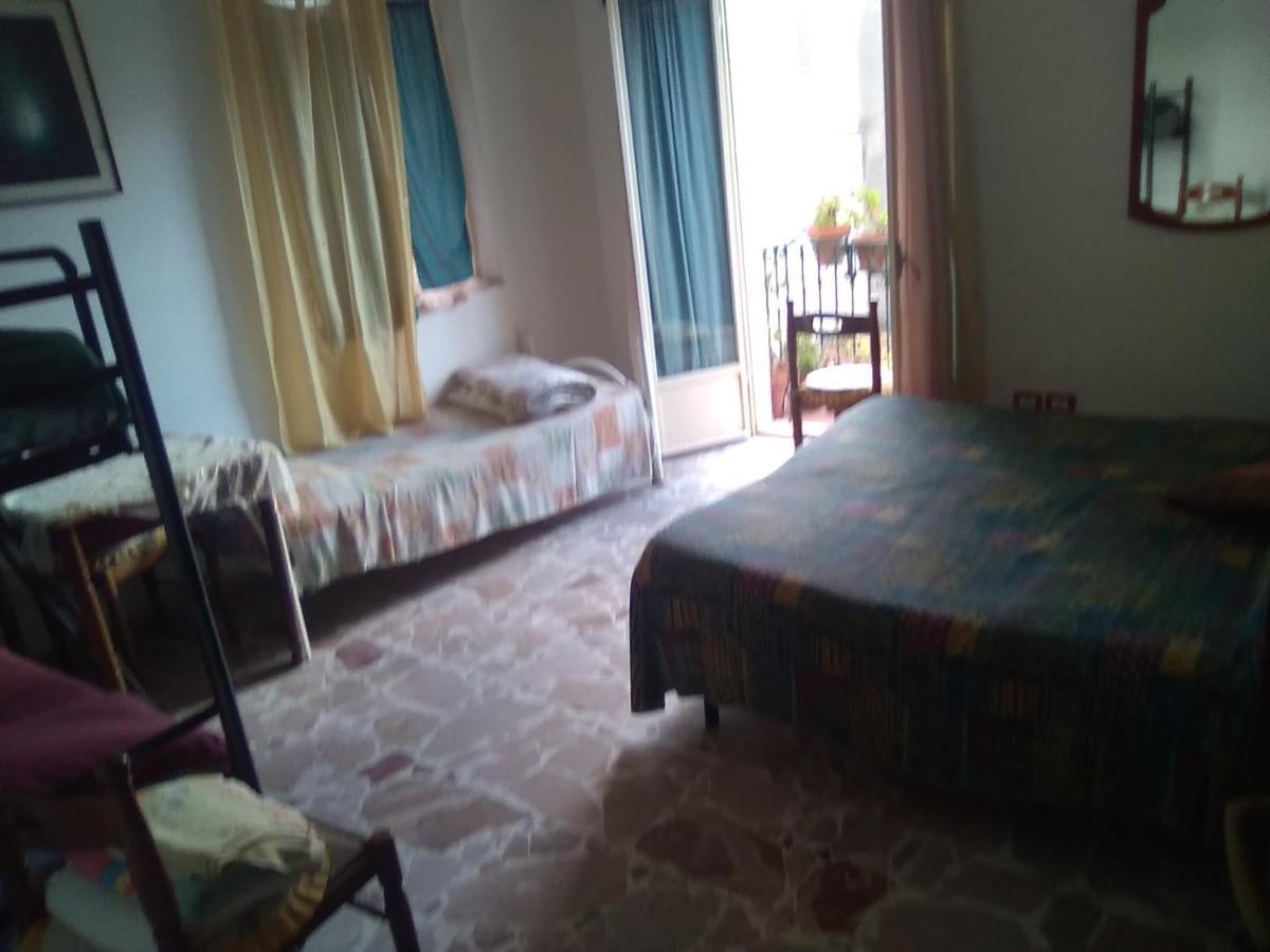 Room In Guest Room - Single Room With Shared Bathroom Таормина Экстерьер фото